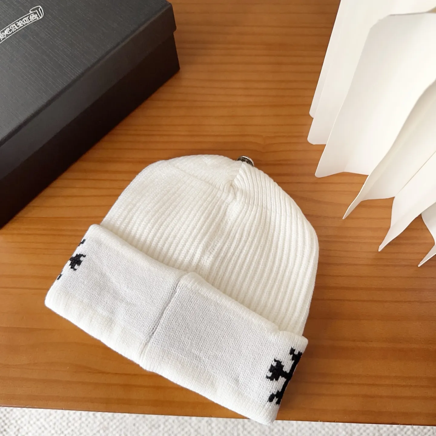 💰46 Crow Heart Autumn and Winter Wool Knitted Beanie This must be a favorite of minimalism. It is clean, neat, fashionable and versatile, and will definitely not be picky about your face shape! A fashionable classic that lasts forever! Fashionable black and white can be purchased together!